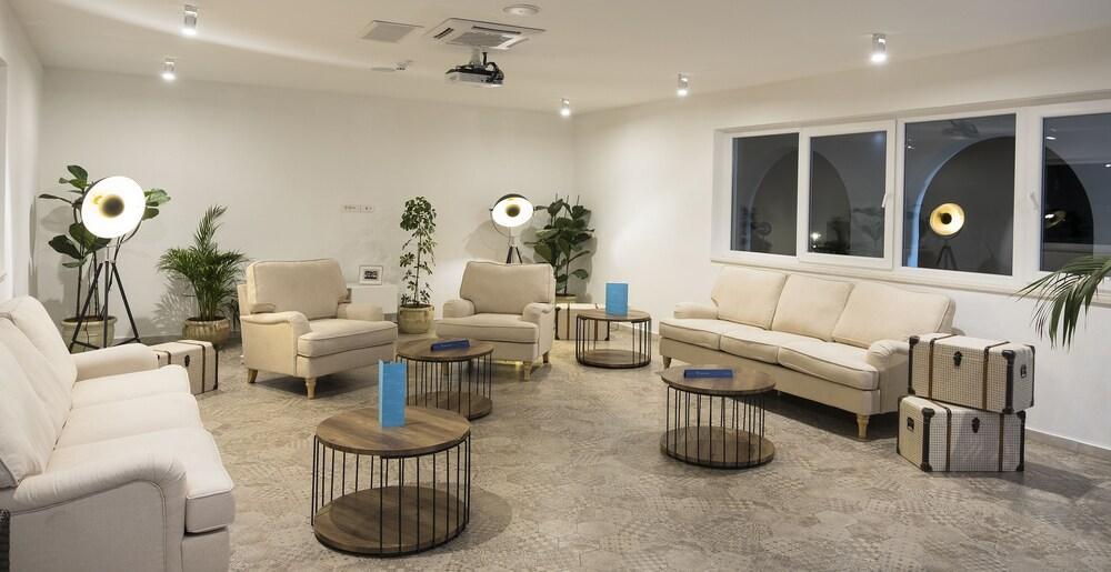 Port 9 Island Family Resort 科尔丘拉 外观 照片